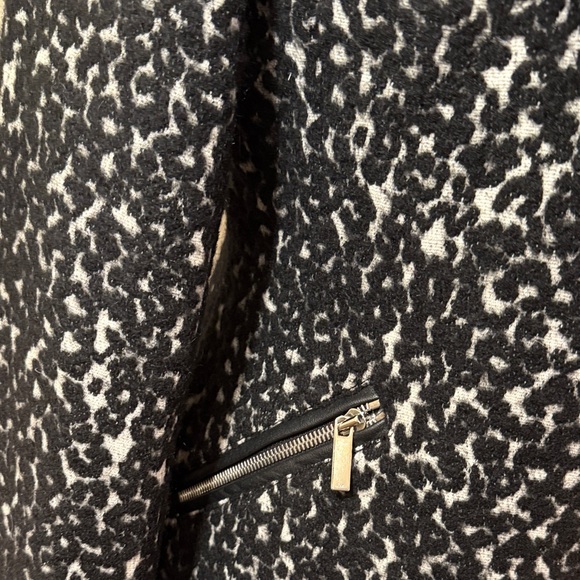 Karen Millen Black and White Patterned Blazer with Faux Fur Collar - Picture 4 of 10